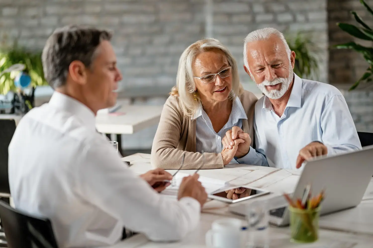 an advisor meeting with a couple